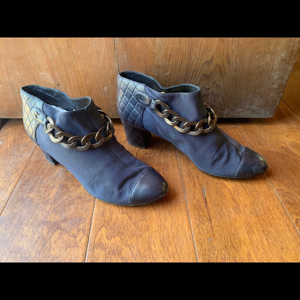 Chanel navy blue mixed material booties w/chain 38